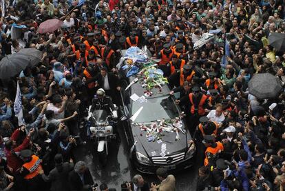 La multitud rodea el coche fúnebre con los restos de Néstor Kirchner, ayer en Buenos Aires.