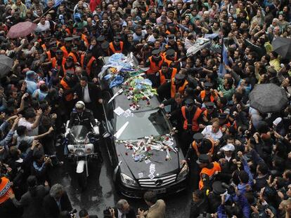 La multitud rodea el coche fúnebre con los restos de Néstor Kirchner, ayer en Buenos Aires.