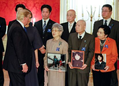 Donald Trump y Melania Trump, durante un encuentro con familiares de ciudadanos japoneses secuestrados por Pyongyang (Corea del Sur), el 6 de noviembre de 2017.