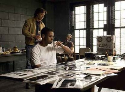 Denzel Washington, sentado, y Russel Crowe, de pie, en una imagen de <i>American gangster</i>, de Ridley Scott.
