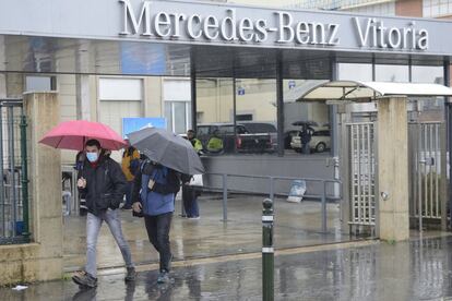 Varios empleados salen de las instalaciones de Mercedes de Vitoria, tras decretar el cierre temporal, este lunes.