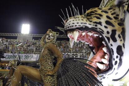 Una de las integrantes de la escuela de samba Mangueira en el carnaval de Río de Janeiro (Brasil) durante su desfile en el sambódromo, el 12 de febrero de 2018.