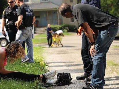 Agente sanitário atende mulher com overdose em Warren (Ohio).