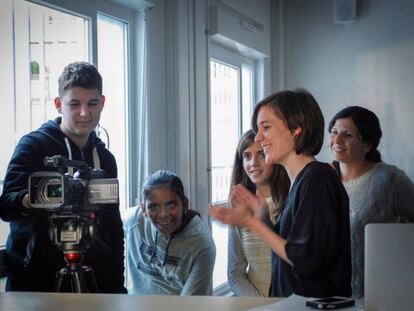 Carla Simón amb alumnes de Cinema en curs. 