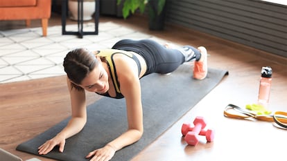 Una mujer haciendo deporte en casa