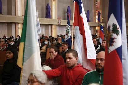 Banderas de distintos países fueron desplegadas durante la misa.