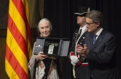 Jane Goodall muestra el premio Internacional Catalu&ntilde;a ante los aplausos del presidente Mas. 