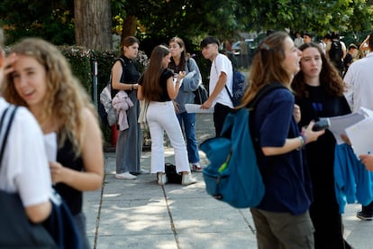 Varios jóvenes antes del examen de Ebau en la facultad de Farmacia, en la Universidad Complutense de Madrid.