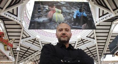 El fotoperiodista Ram&oacute;n Espinosa, en el Mercat Central de Valencia.