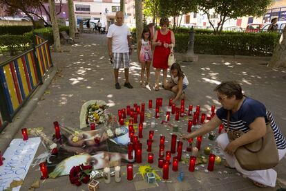 Vecinos de Cuenca encienden velas frente a la casa de los padres de Laura, una de las jóvenes fallecidas.