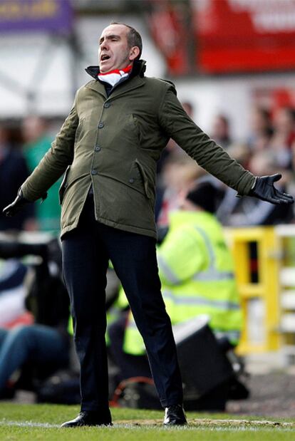 Di Canio gesticula durante un partido contra el Wigan.
