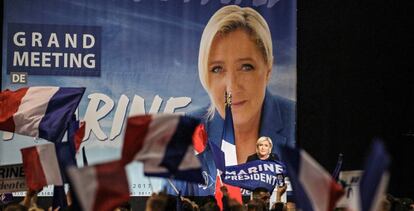 Simpatizantes del FN, durante un mitin de su l&iacute;der, Marine Le Pen, en Perpi&ntilde;&aacute;n en abril.