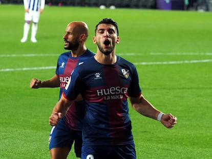 El delantero del Huesca Rafa Mir (en primer término) celebra uno de sus goles ante el Valladolid este viernes en el estadio José Zorrilla.