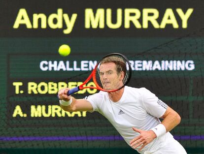 Andy Murray devuelve la pelota a Tommy Robredo durante la tercera ronda del Campeonato de Wimbledon, en 2013.