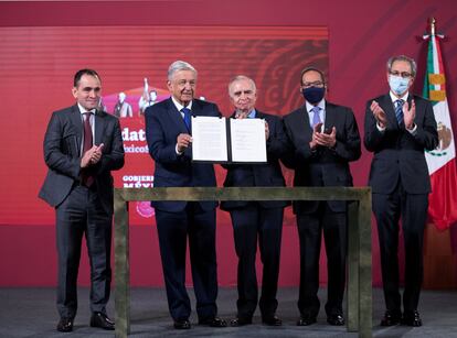 Gobierno y empresarios, durante la firma del acuerdo de infraestructura este lunes.