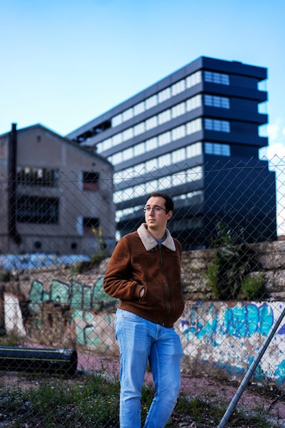 Albert València, uno de los vecinos que trata desde el Observatori dels Barris del Poblenou que la población flotante desarraigada no acabe sustituyendo a todos los locales.