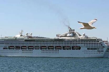 El buque <i>Sea Princess,</i> ayer, durante su escala forzosa en el puerto de Vigo.