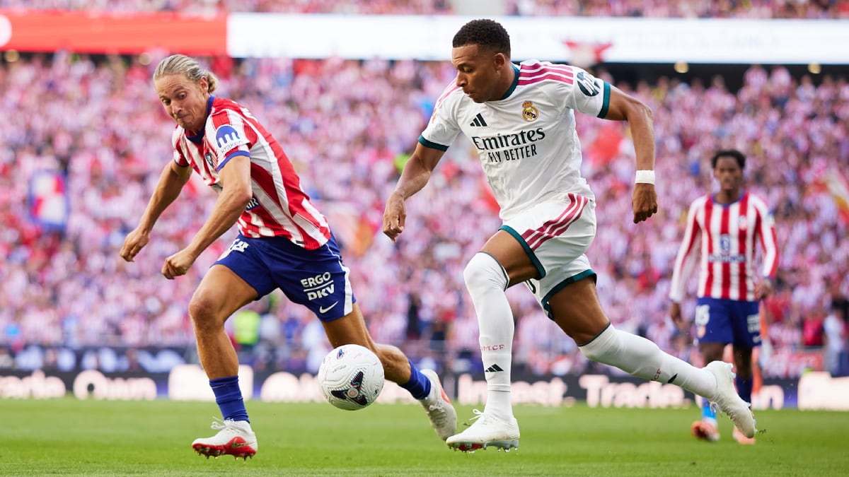 Mbappé corre con el balón ante Marcos Llorente, el pasado 20 de septiembre.
