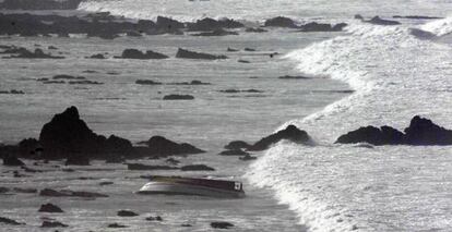 Embarcación varada este lunes en la playa de Barrika. 