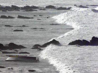 Embarcación varada este lunes en la playa de Barrika.