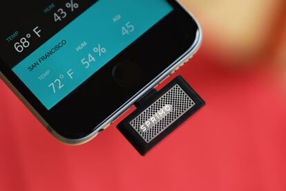 Un pequeño sensor que se conecta al conector Lightning del iPhone y, junto con una app instalada en el terminal, ofrece información en tiempo real relacionada con la calidad del aire, la humedad y la temperatura tanto de entornos interiores como exteriores. La aplicación ofrece también acceso a una comunidad de usuarios en la que se comparten las mediciones para explorar mapas de contaminación. PVP: 35 euros www.sprimo.com