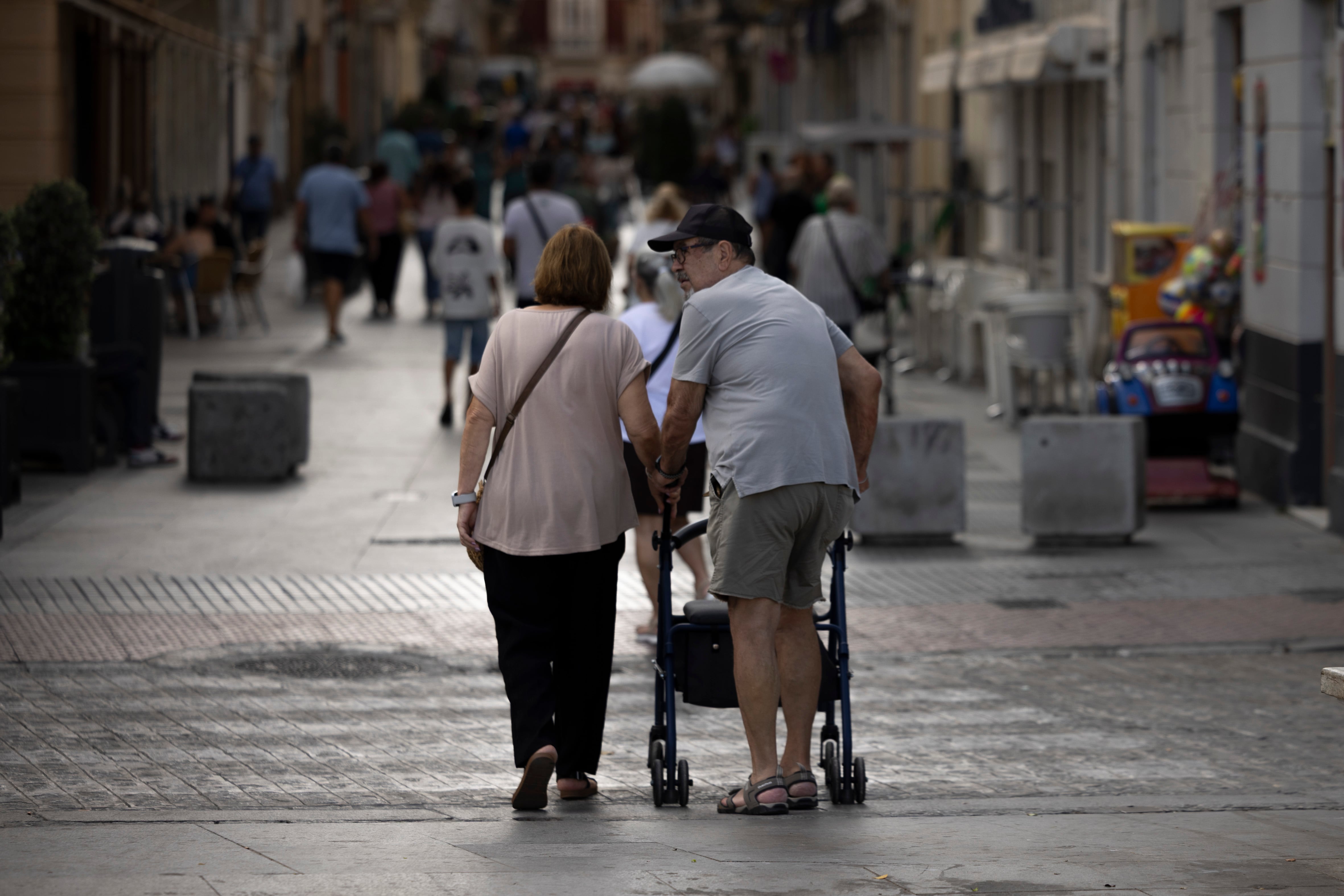 Dos personas en Cádiz, en agosto.
