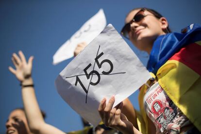 Una manifestante porta un cartel contra la aplicación del 155, en Barcelona. 