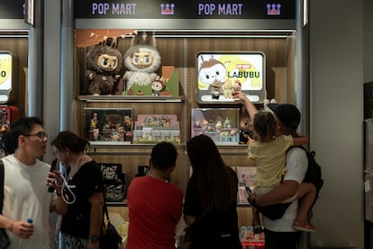 Estanteria de Labubus en el interior de Pop Mart