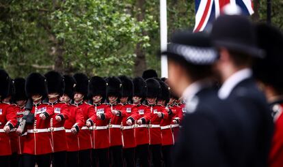 Tras el fallecimiento de su madre, Carlos se convirtió en coronel en jefe de los siete regimientos de la División Doméstica del Ejército británico. De esta forma, en el Trooping The Colour es honrado como coronel en jefe de la Guardia de Granaderos, Guardias Galeses, Guardias Irlandeses, Guardias Azules y Reales, Guardias Escoceses, Guardias de Vida y Guardias de Coldstream. En la imagen, un regimiento de Guardias Galeses bajan por el Mall en Londres.