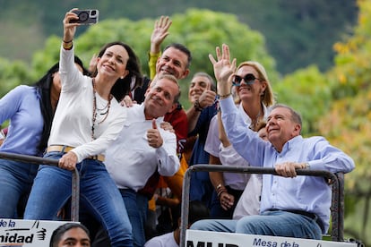 La lideresa opositora María Corina Machado se toma una foto con quien fuera candidato presidencial, Edmundo González, durante la protesta en Caracas.