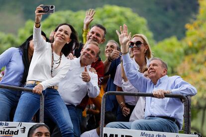 La lideresa opositora María Corina Machado se toma una foto con quien fuera candidato presidencial, Edmundo González, durante la protesta en Caracas.