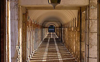 Perspectiva de soportales, en Aranjuez (Madrid).