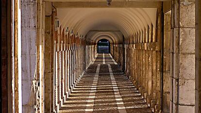 Perspectiva de soportales, en Aranjuez (Madrid).