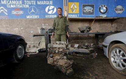 Marie Sassou, de 22 años, posa en el garaje donde trabaja en Bouake (Costa de Marfil).