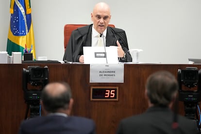 El juez del Tribunal Supremo Alexandre de Moraes interroga al expresidente Bolsonaro, este martes en Brasilia.