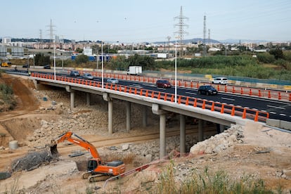 Vista general del nuevo puente de la CV-33 sobre el barranco del Poyo que ha sido abierto al tráfico este viernes.