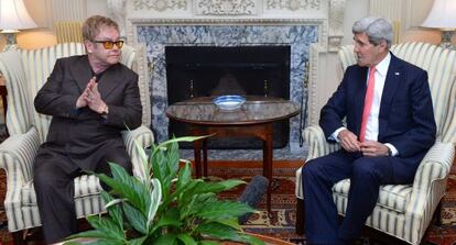 Elton John y John Kerry en su encuentro en Washington el pasado mes de agosto.