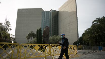 El Hotel Rey Juan Carlos I clausurado por falta de turistas a consecuencia de la pandemia mundial de la Covid-19.