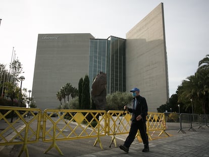 El Hotel Rey Juan Carlos I clausurado por falta de turistas a consecuencia de la pandemia mundial de la Covid-19.