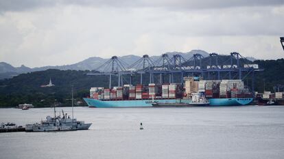 El déficit de agua dulce por la sequía y el fenómeno El Niño siguen golpeando al canal de Panamá, que desde ayer reduce a 31 el tránsito diario de buques, una embarcación menos al día respecto a la anterior medida. La decisión llega tras el mes de octubre más seco desde que tienen registros. Esta es la segunda medida de restricción de tránsitos diarios de buques que rige este año en el canal de Panamá, después de que en julio se redujera a 32 las embarcaciones que al día cruzan esa vía interoceánica, en la que en condiciones óptimas el promedio es de entre 35 y 36 buques. Por esta vía pasa alrededor del 3% de comercio mundial.