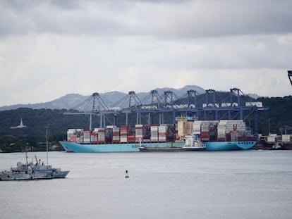 El déficit de agua dulce por la sequía y el fenómeno El Niño siguen golpeando al canal de Panamá, que desde ayer reduce a 31 el tránsito diario de buques, una embarcación menos al día respecto a la anterior medida. La decisión llega tras el mes de octubre más seco desde que tienen registros. Esta es la segunda medida de restricción de tránsitos diarios de buques que rige este año en el canal de Panamá, después de que en julio se redujera a 32 las embarcaciones que al día cruzan esa vía interoceánica, en la que en condiciones óptimas el promedio es de entre 35 y 36 buques. Por esta vía pasa alrededor del 3% de comercio mundial.