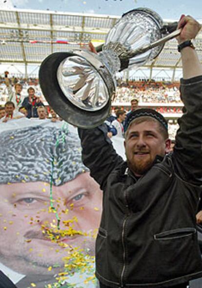 Ramzán Kadírov, con la Copa.