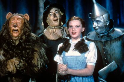 Judy Garland – Quien diera vida a la icónica Dorothy en El Mago de Oz fue maltratada sistemáticamente por el director de la cinta, Victor Fleming, y los ejecutivos de la Metro, que se aprovecharon de la falta de regulación del trabajo infantil en Hollywood para explotar a su protagonista. Además de animar a Garland a consumir anfetaminas y barbitúricos para aguantar las larguísimas jornadas de rodaje, la obligaron a llevar un ajustadísimo corsé para disimular sus curvas y la sometieron a una dieta estricta compuesta de café, sopa de pollo y unos ochenta cigarrillos diarios para calmar el hambre.