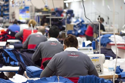 Confección de uniformes escolares en el taller de Camacho, en Huelva.