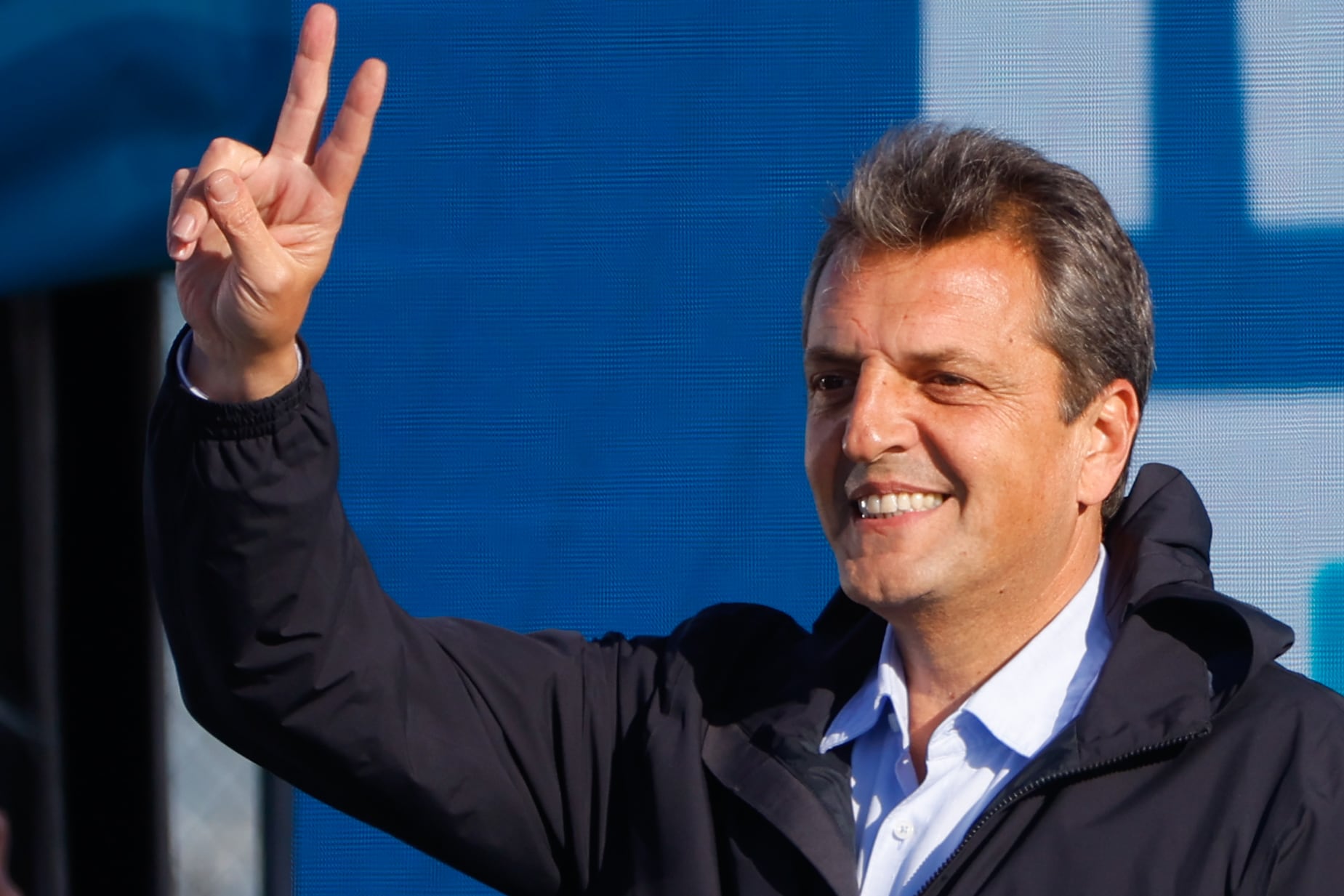 El candidato presidencial por el peronismo, Sergio Massa, saludaba el martes al público del acto de cierre de campaña de su coalición en la provincia de Buenos Aires. 