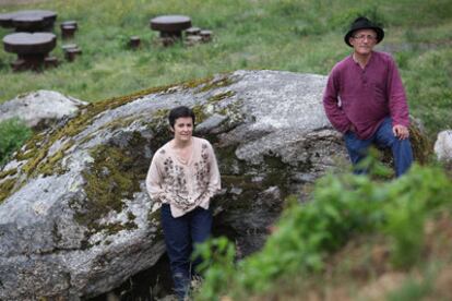 Lucía Ares y Toño González, en la Eira dos Mouros, la cima del castro de Toiriz, recuperado por la pareja y unos amigos para Silleda.