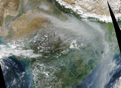 Imagen tomada por un satélite de la NASA que muestra la columna de polvo sobre la India yendo hacia la cordillera del Himalaya.