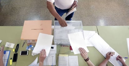 Un hombre vota en un colegio electoral. 