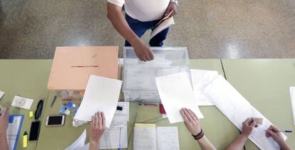 Un hombre vota en un colegio electoral.
