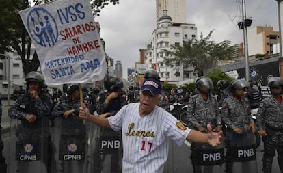 Un empleado estatal reclama mejores salarios durante una protesta realizada en Caracas, el miércoles 28 de noviembre.